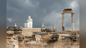 Hierapolis kazılarında yeni mermer yapılar gün ışığına çıkarıldı