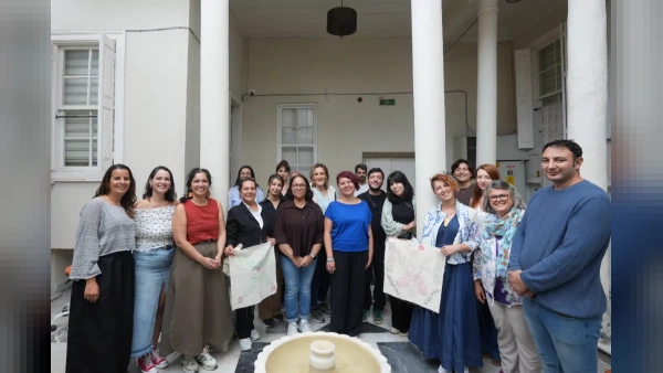 İzmir'de kadınlar Basmane basma geleneğini atölyede deneyimledi