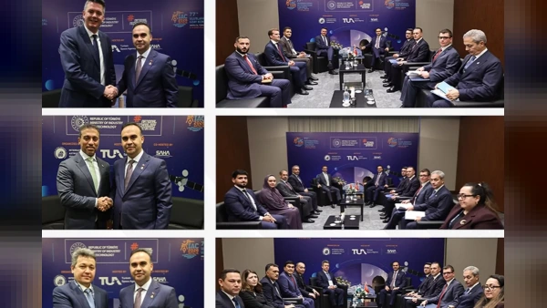 Bakan Kacır yabancı mevkidaşlarıyla uzay kongresinde görüştü