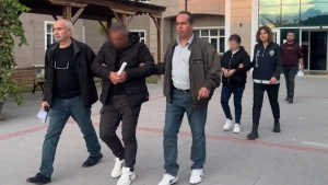 Burdur'da yaşlı adama zorla senet imzalatan 2 şüpheli tutuklandı