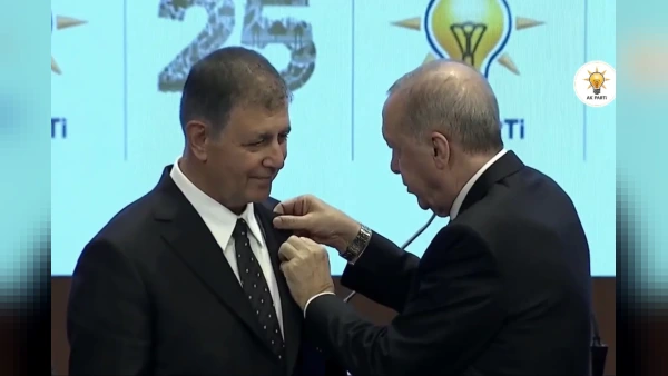 Cemil Tugay AK Parti'ye katıldı: Rozeti Cumhurbaşkanı Erdoğan taktı