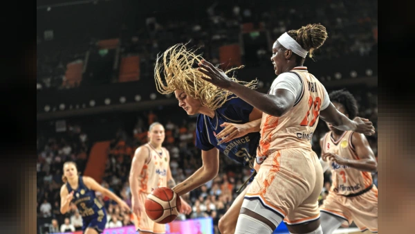 Fenerbahçe Tarfin ÇİMSA ÇBK Mersin'i 79-71 Yenerek Süper Kupa'yı Kazandı