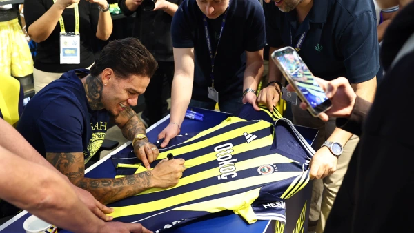 Fenerbahçeli kaleci Ederson Kadıköy'de taraftarla buluştu