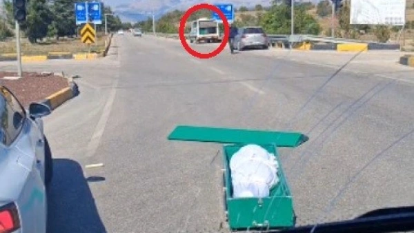 Isparta'da seyir halindeki cenaze nakil aracından tabut yola düştü
