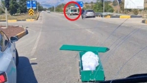 Isparta'da seyir halindeki cenaze nakil aracından tabut yola düştü
