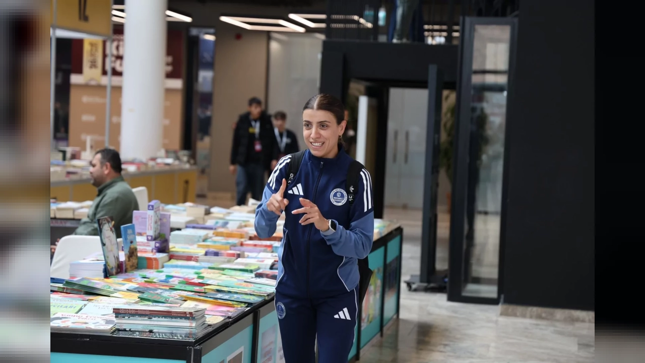 Kocaeli Kitap Fuarı'nda Söyleşiler İşaret Diliyle Aktarılıyor
