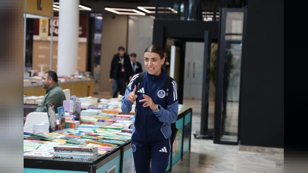 Kocaeli Kitap Fuarı'nda Söyleşiler İşaret Diliyle Aktarılıyor
