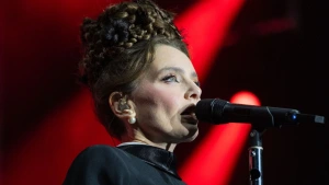 Nil Karaibrahimgil SenfoNil projesinin ilk konserini İzmir'de verdi