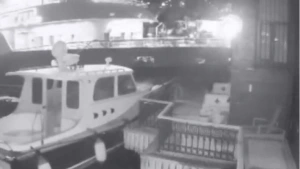 Üsküdar'da yolcu vapuru yalıya ve tekneye çarptı