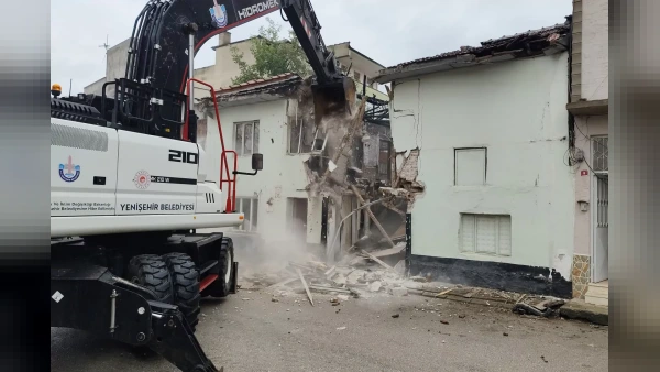Yenişehir'de risk oluşturan metruk binalar yıkılıyor