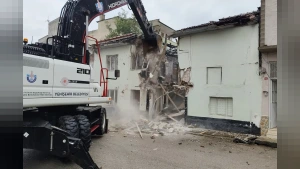 Yenişehir'de risk oluşturan metruk binalar yıkılıyor