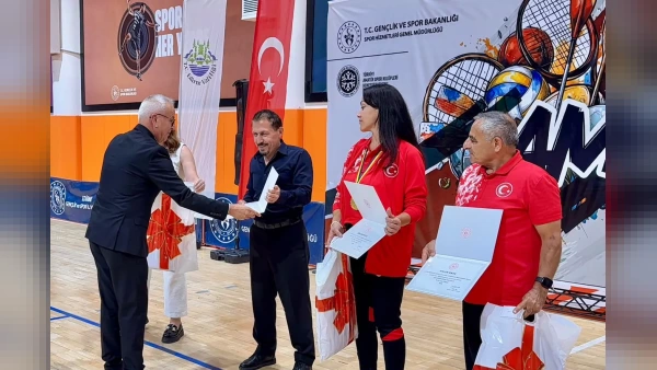 Karate Antrenörü Hamdi Çevik'e Yılın Enleri Ödülü Verildi