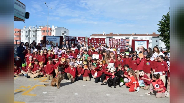 Trabzon'da öğrenciler hayvan koruma gününde kulübeleri boyadı