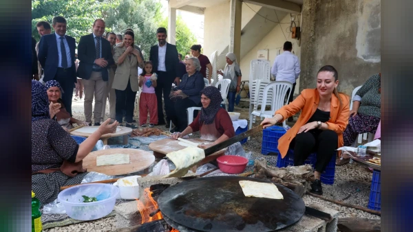 Antalya Büyükşehir Belediyesi Aksu Karaöz'e Hamur Makinesi Hibe Etti