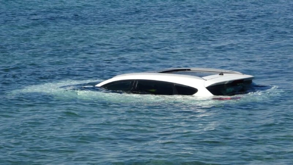 Çanakkale'de el freni çekilmeyen otomobil denize düştü