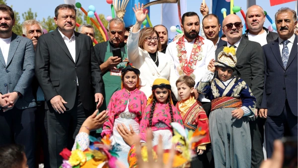 GastroAntep Festivali Tarihi Sokaklardaki Kortejle Başladı