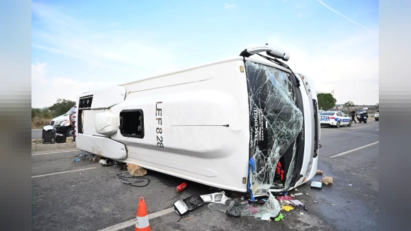 Antalya-Isparta karayolunda otobüs devrildi: 1 yarısı ağır 17 yaralı