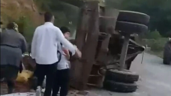 Düzce'de traktör römorku devrildi: 11 kişi yaralandı