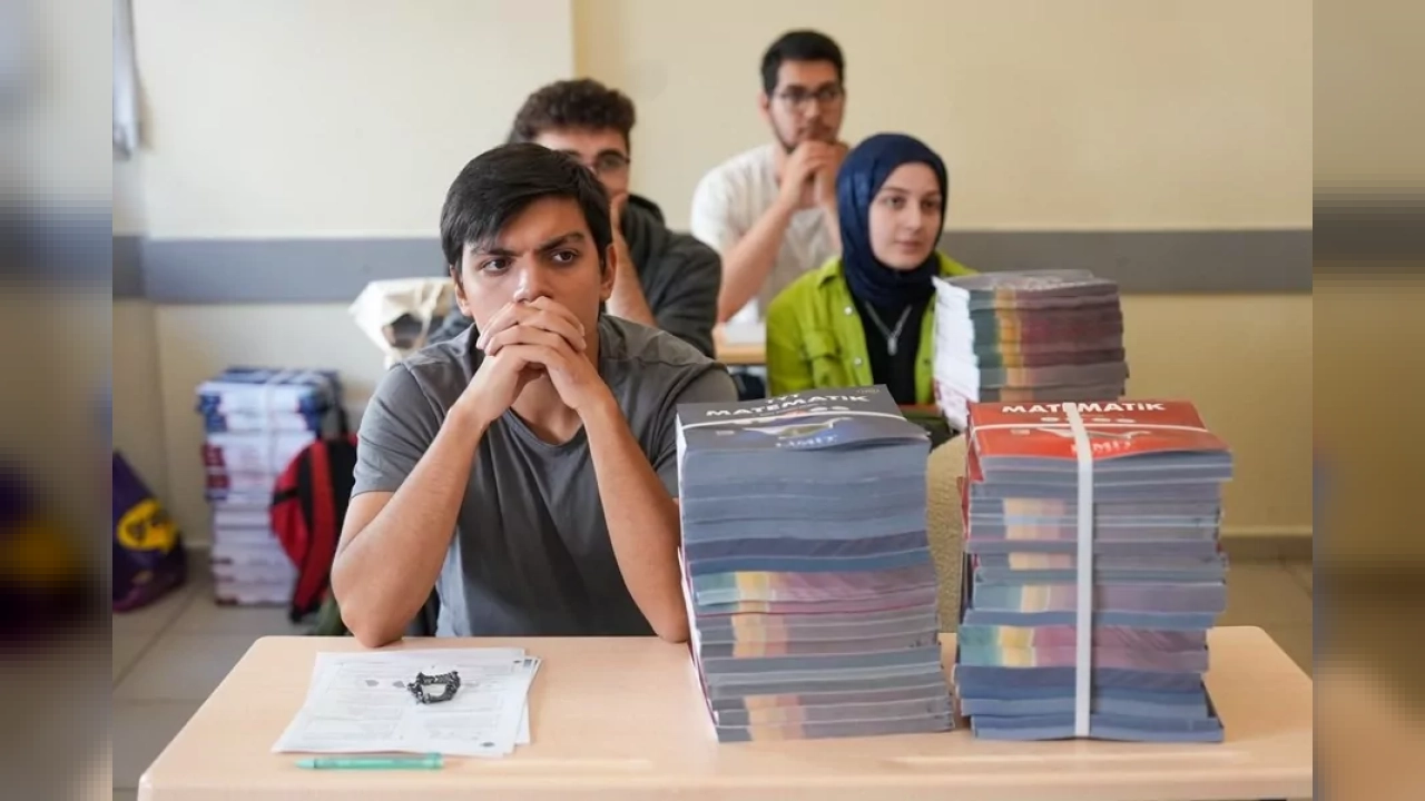 Maltepe Belediyesi LGS ve YKS’ye Hazırlanan Öğrencilere 381 Kaynak Kitap Dağıttı
