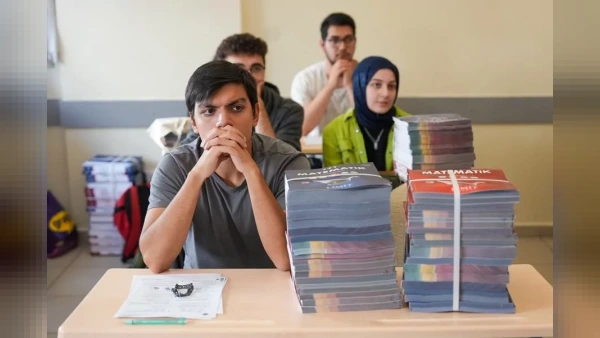Maltepe Belediyesi LGS ve YKS’ye Hazırlanan Öğrencilere 381 Kaynak Kitap Dağıttı