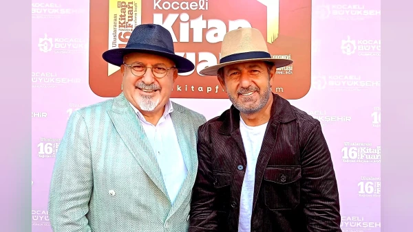 Gazeteci Serhan Asker’e Kocaeli Kitap Fuarı’nda anlamlı şapka hediyesi