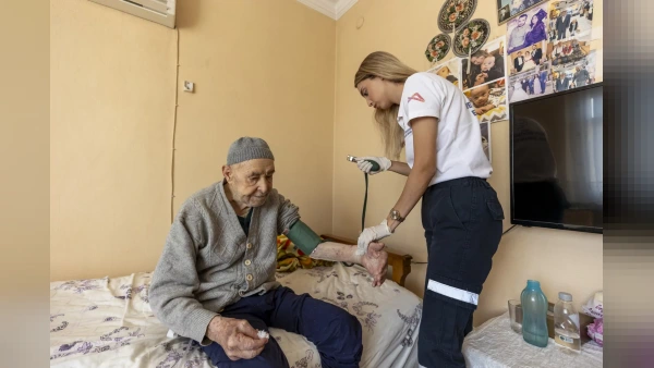 Mersin Büyükşehir Belediyesinden yaşlı ve hastalara evde bakım desteği