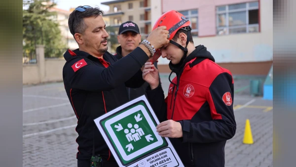 Keçiören'de öğrenci ve öğretmenlere afet ve yangın eğitimi verildi
