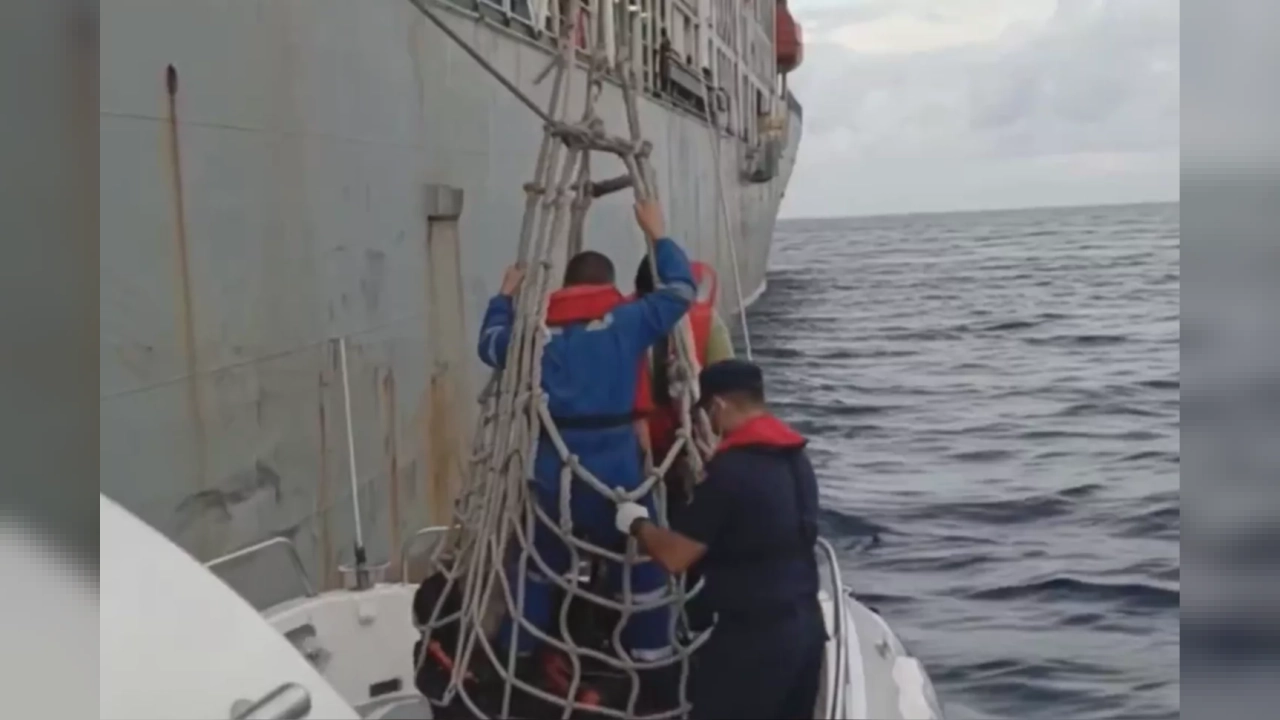 Antalya Kaş'ta Ticari Gemideki Yaralı Mürettebat Tahliye Edildi