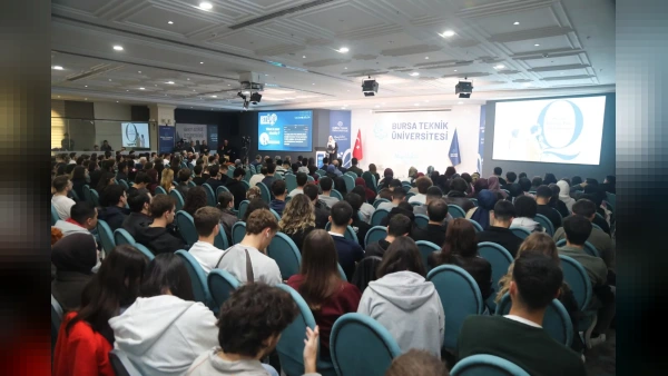 Gazeteci Lauren Booth BTÜ'de kimlik ve inanç arayışını anlattı