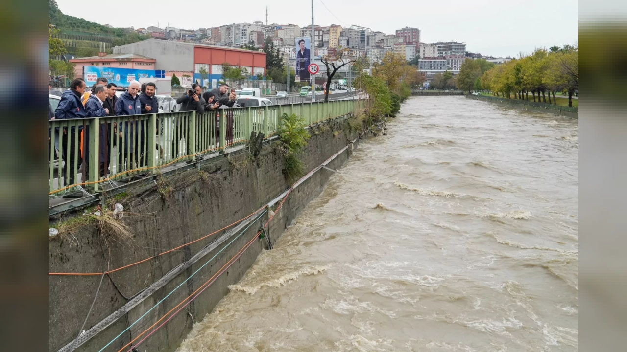 Vali Davut Gül Kağıthane'deki sağanak çalışmalarını inceledi