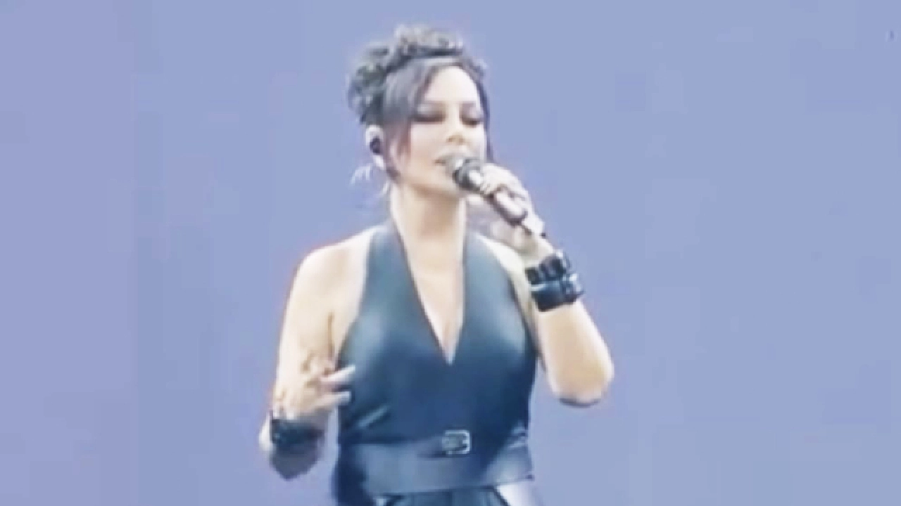 Ebru Gündeş 27 Yıl Sonra Dön Ne Olur Şarkısını Sahnede Söyledi