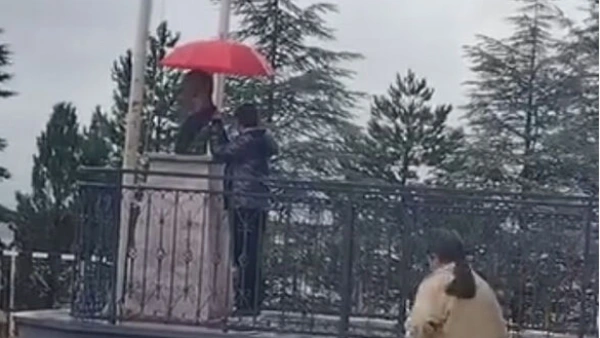 Eskişehir'de Öğrenci Atatürk Büstüne Şemsiye Tuttu