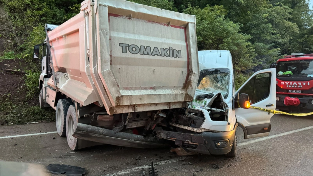 Fatsa'da minibüs ile kamyon çarpıştı: 1 kişi öldü, 23 kişi yaralandı