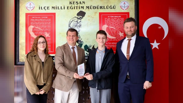 Keşan'da Çevre Temizliği Yapan Öğrenciye Plaket