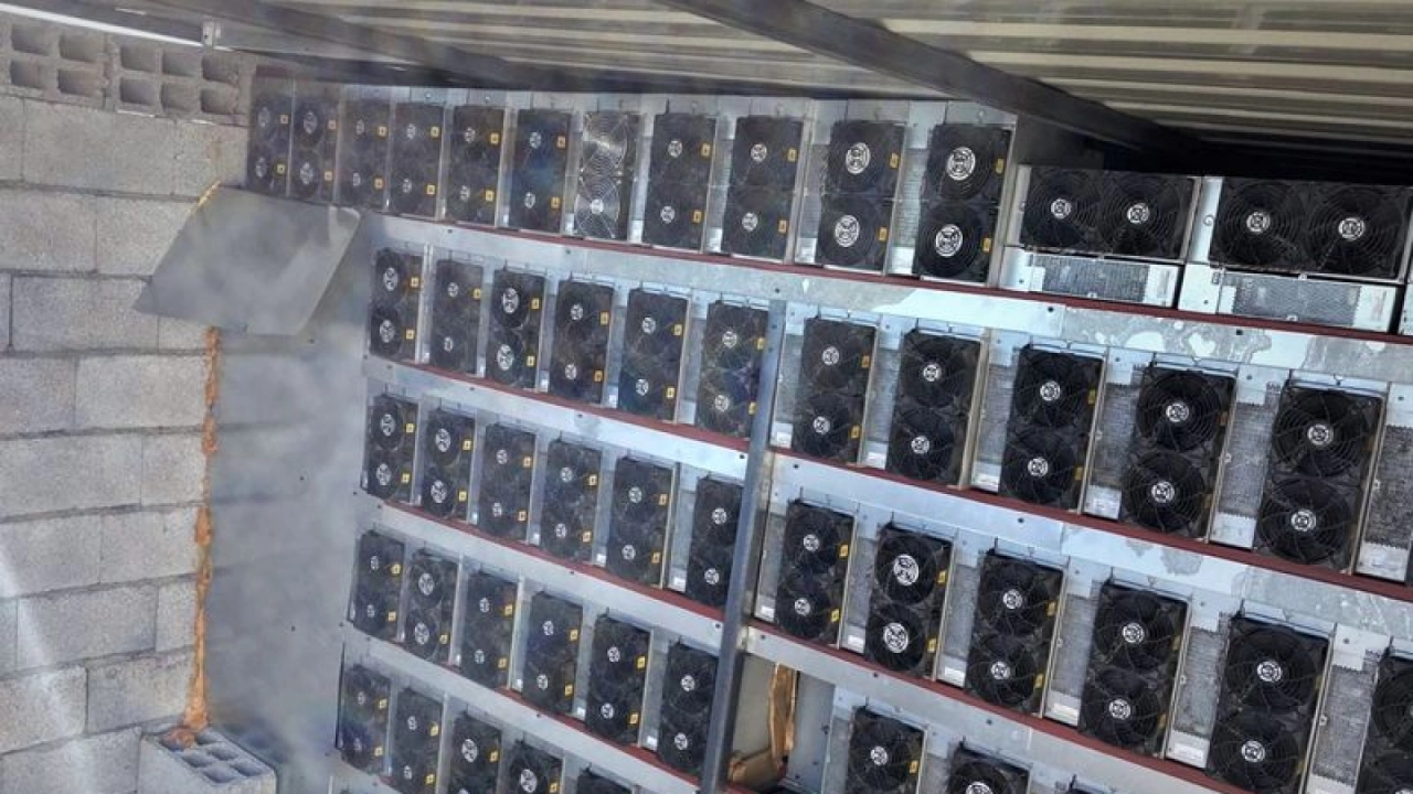 Nusaybin'de 200 Hanelik Kaçak Elektrikle Kripto Para Üretimi Yakalandı