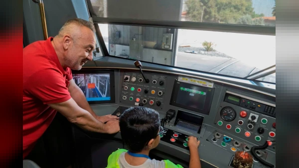 İzmir Metrosu'nda el sallayan Emirhan'ın kabin hayali gerçek oldu