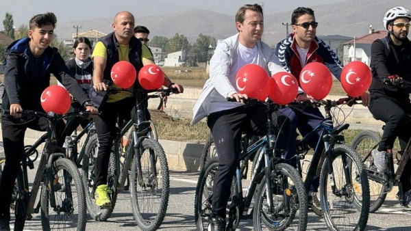 Yüksekova'da Cumhuriyet Bayramı İçin Bisiklet Turu Düzenlendi