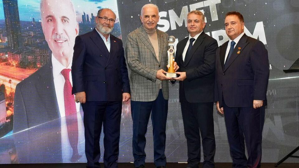 Ümraniye Belediye Başkanı İsmet Yıldırım'a İpekyolu'ndan Yılın Başkanlığı Ödülü
