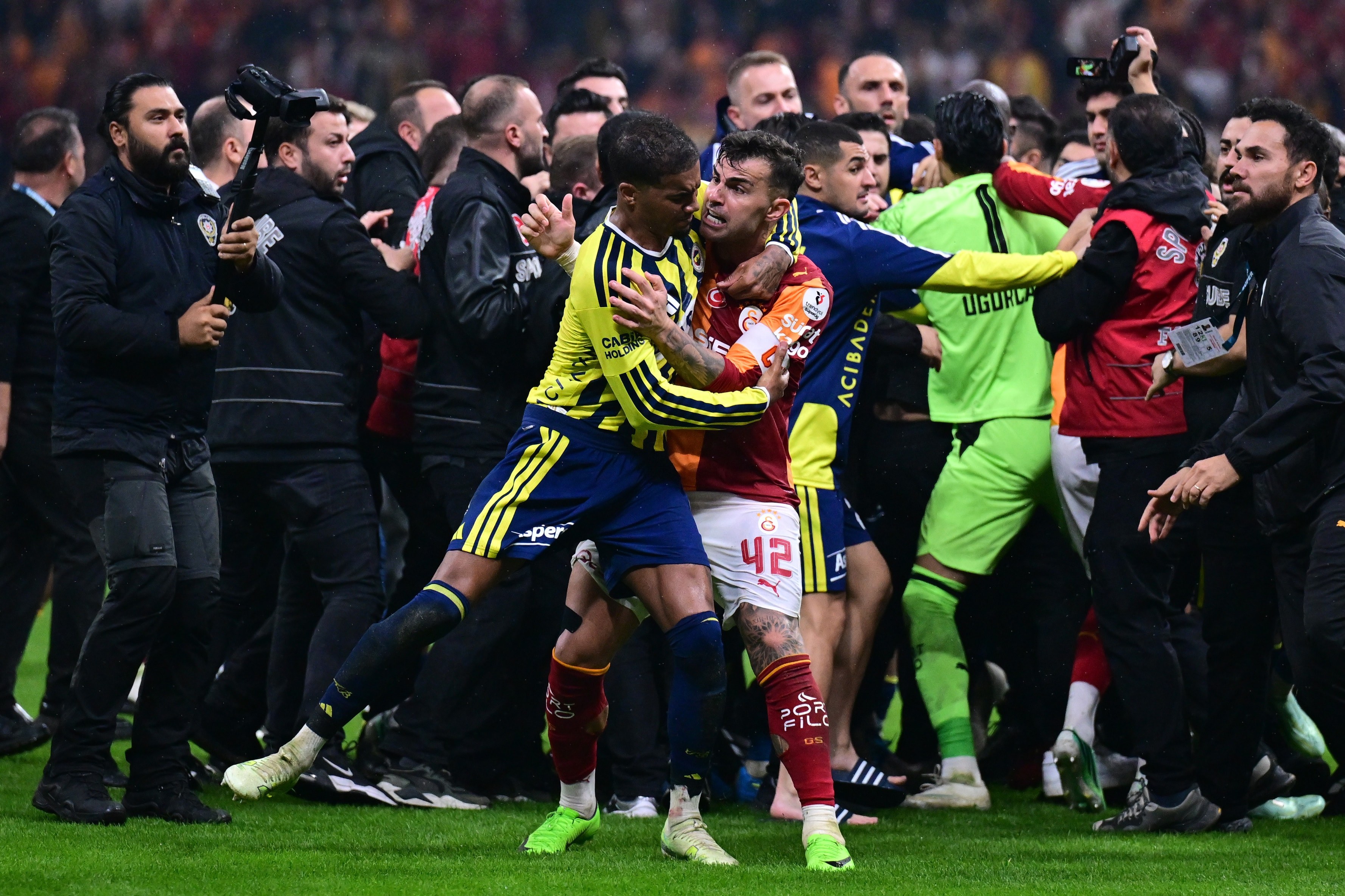 Galatasaray - Fenerbahçe derbisi sonrası kavgada kırmızı kart gören oyunculara ceza yolda
