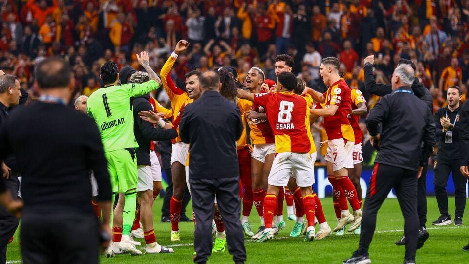 Derbi zaferini taraftarıyla kutladı