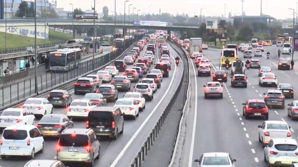 İSTANBUL'DA YAĞMUR TRAFİĞİ YÜZDE 80'E ÇIKARDI