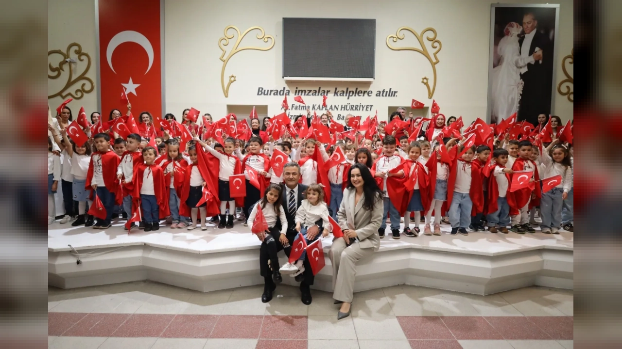 İZMİT'TE ÇINAR ÇOCUK EVLERİ ÖĞRENCİLERİNDEN CUMHURİYET GÖSTERİSİ