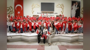İZMİT'TE ÇINAR ÇOCUK EVLERİ ÖĞRENCİLERİNDEN CUMHURİYET GÖSTERİSİ