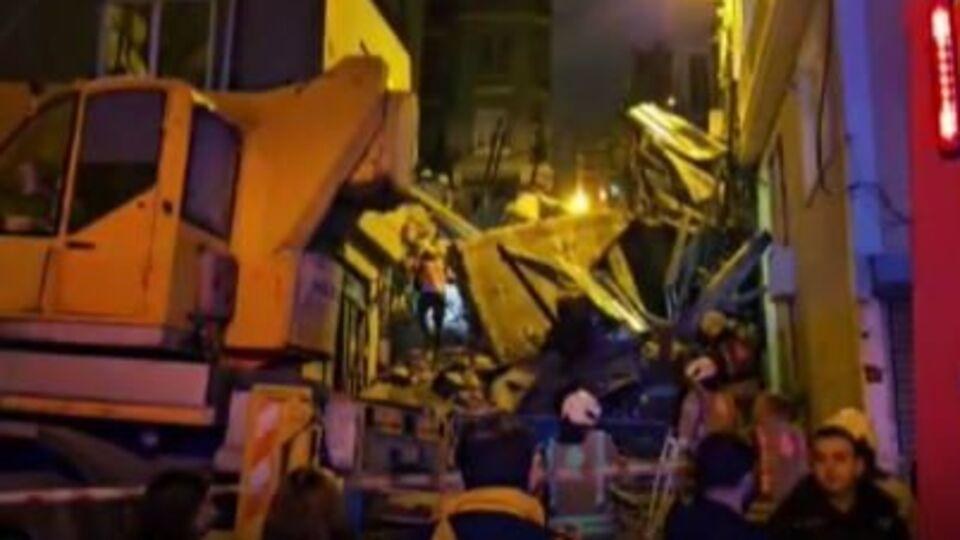 Beyoğlu'nda 5 katlı metruk bina çöktü