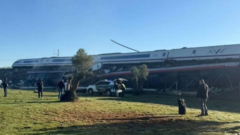 İspanya'da İki Hızlı Tren Çarpıştı: 64 Kişi Hayatını Kaybetti