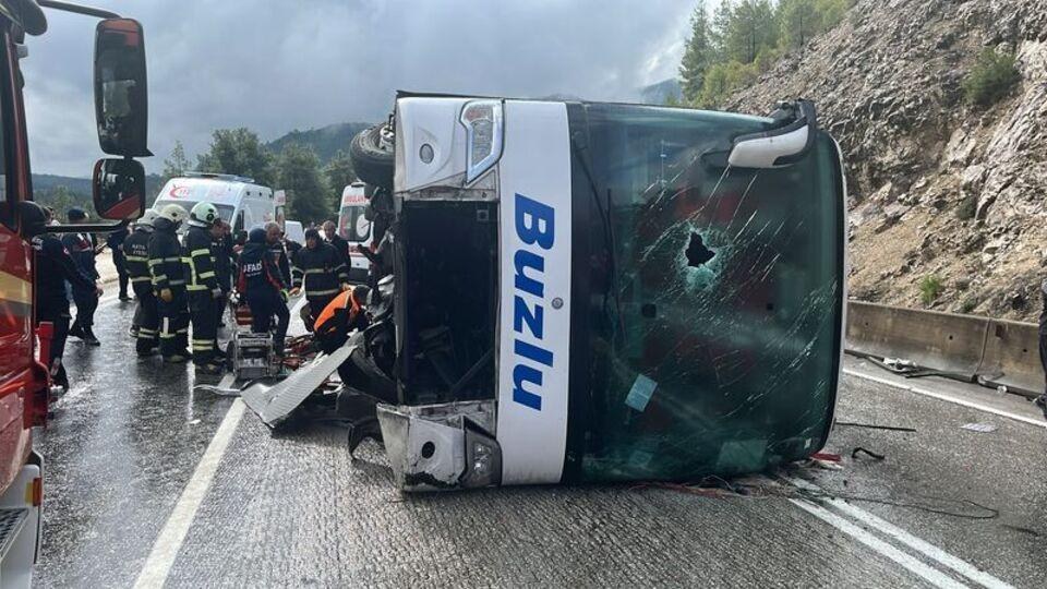 Yolcu otobüsü devrildi! Can kaybı var!