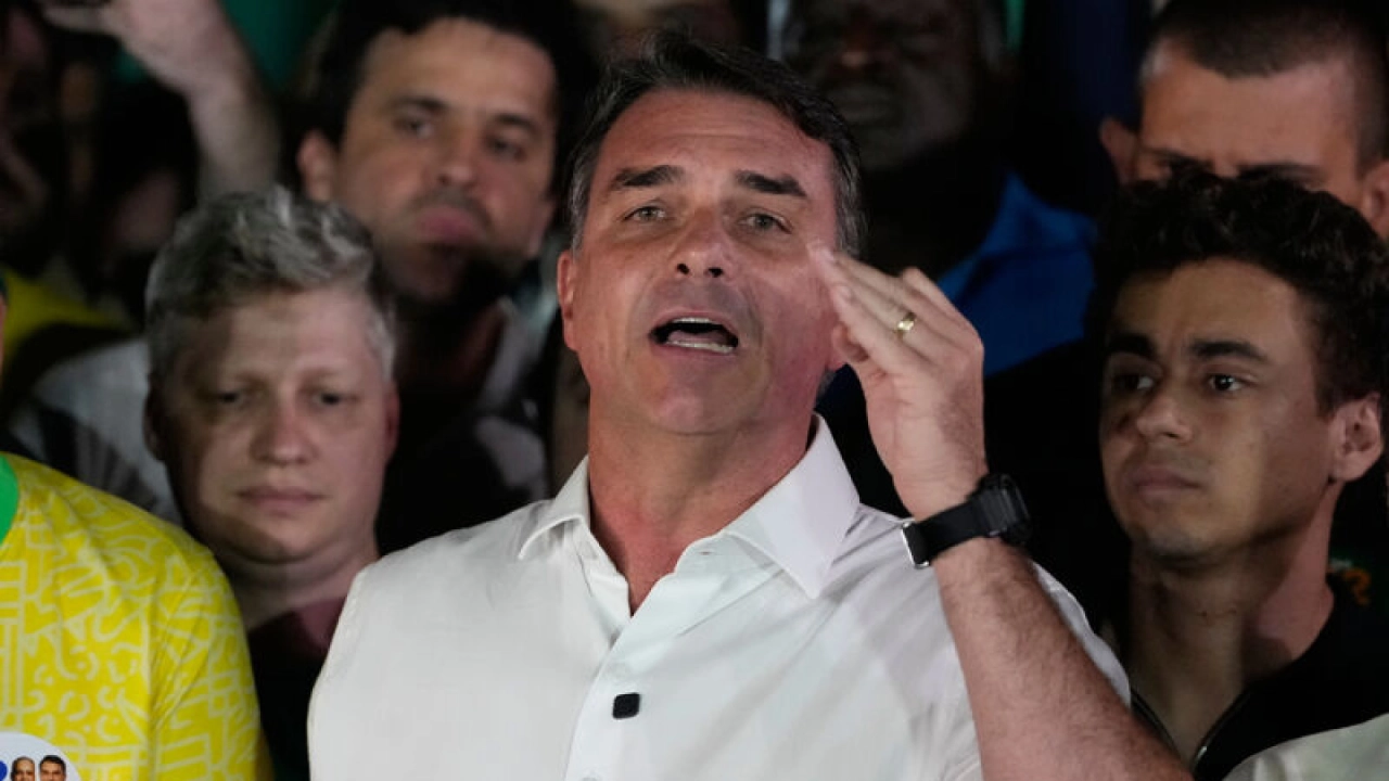 ABD'ye giden Flavio Bolsonaro kendisini Brezilya'nın lideri ilan etti