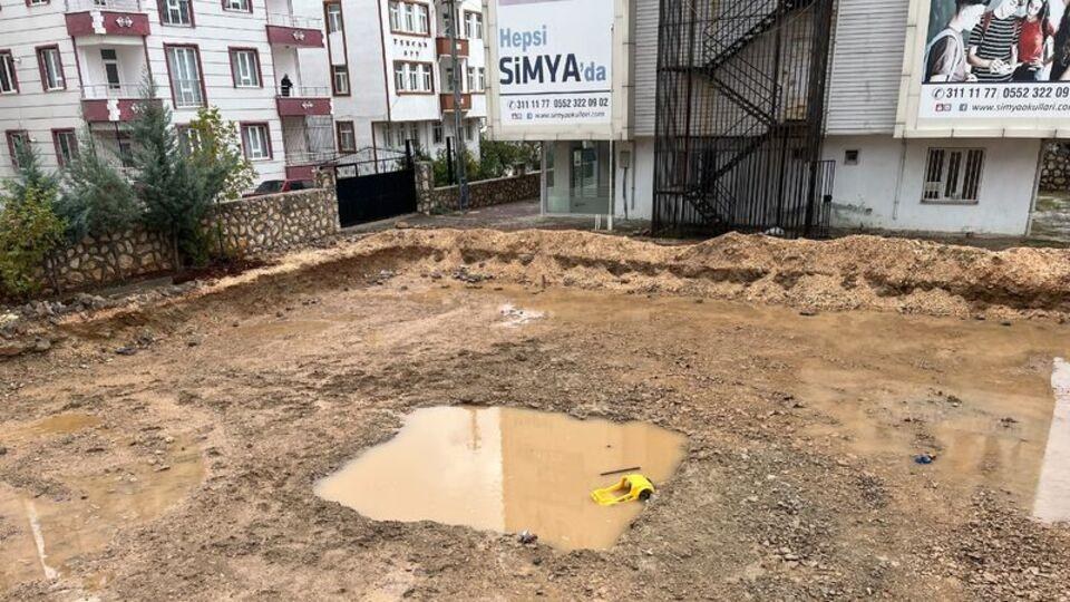 Küçük çocuk su dolu çukura düştü!
