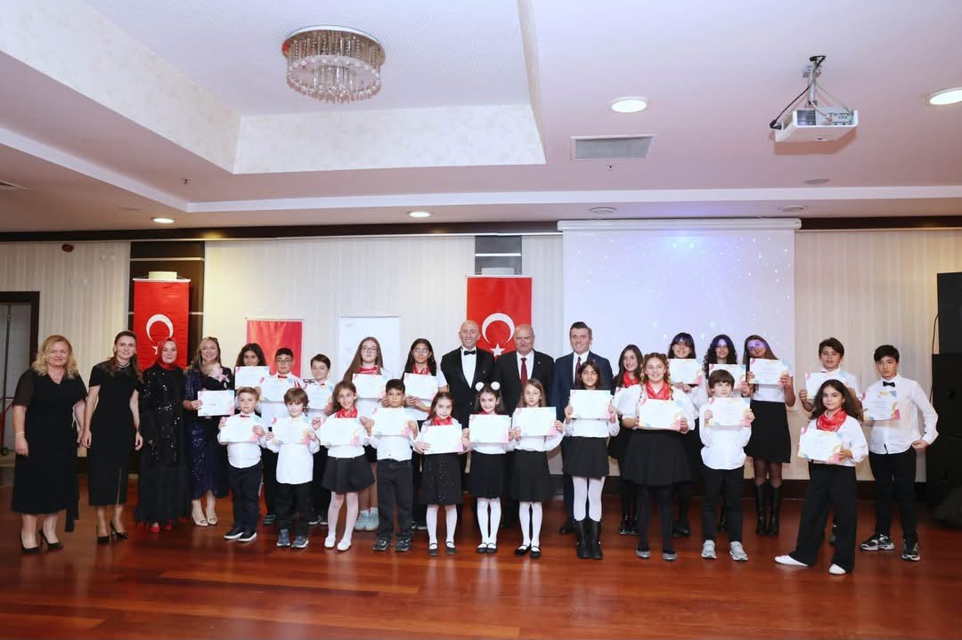 Ankara'da Balkan Vakfı'nın Cumhuriyet Balosu'na yoğun katılım