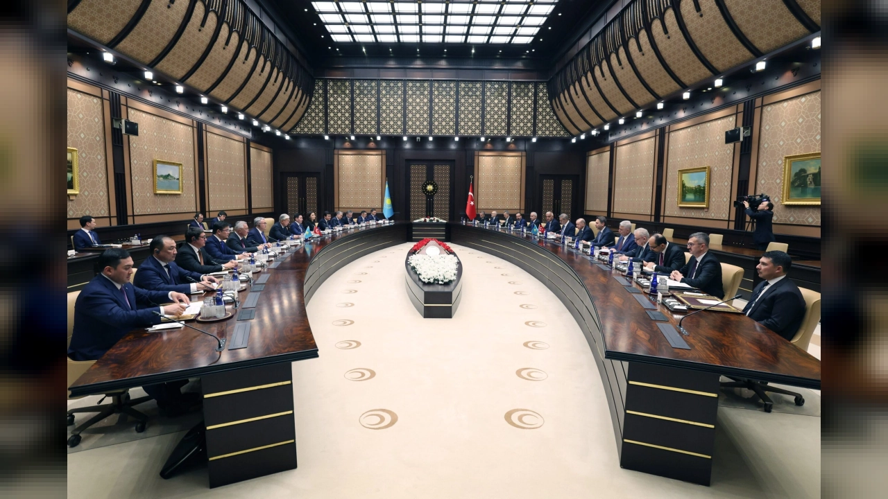 Bakan Bayraktar Kazakistan Enerji Bakanı ile Ankara'da görüştü